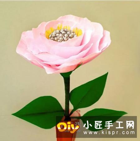 手工教程用皱纹纸做玫瑰花,方法很简单。玫瑰花被认为是花中之王