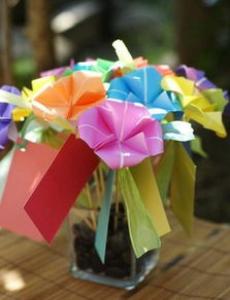 用手揉纸做郁金香的教程,只用几片花瓣,就将郁金香表现出来!