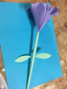 用纸藤做花的方法,跟皱纹纸一样的手工教程图解试试看!