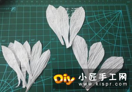 用纸藤做花的方法,跟皱纹纸一样的手工教程图解试试看!