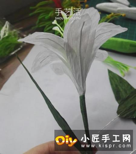 用纸藤做花的方法,跟皱纹纸一样的手工教程图解试试看!