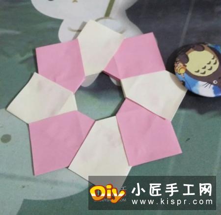 先把纸折出“十”字。