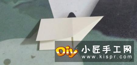 先把纸折出“十”字。