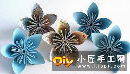 先把纸折出“十”字。