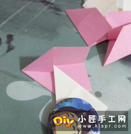 先把纸折出“十”字。
