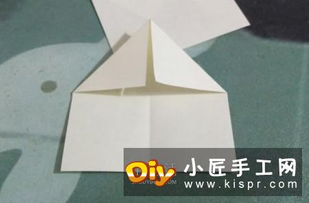 先把纸折出“十”字。
