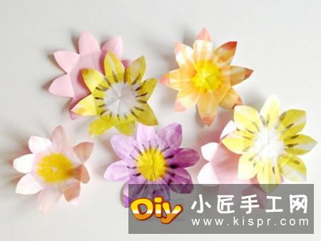 水中绽放的荷花制作 漂亮纸荷花的做法图解