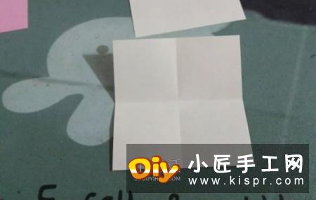 先把纸折出“十”字。