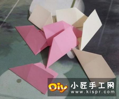 先把纸折出“十”字。