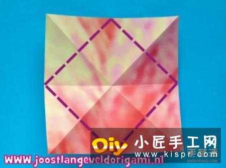 四个角向纸张的中间进行折叠