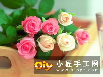 简单又美丽七彩纸玫瑰的做法,用不同颜色的彩纸先折出组件