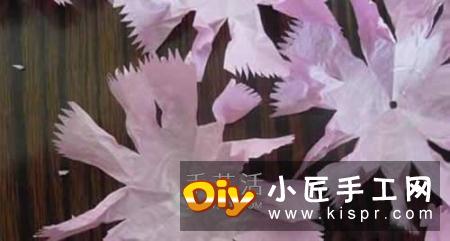 手揉纸上剪下圆纸片,一朵康乃馨需要7片。