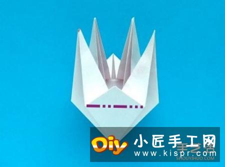四个角向纸张的中间进行折叠