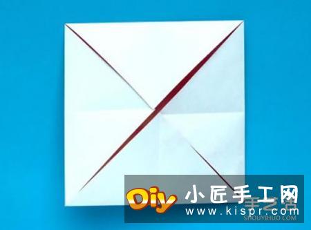 四个角向纸张的中间进行折叠