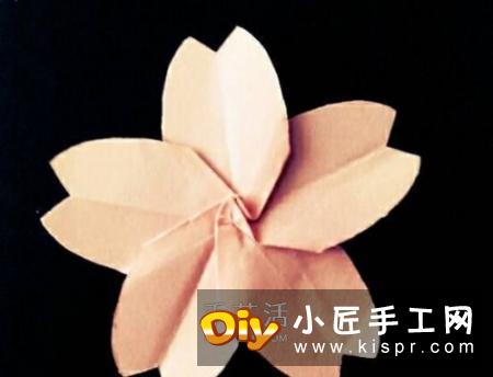把剪纸和折纸结合,做一朵漂亮樱花的教程