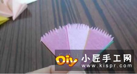 手揉纸上剪下圆纸片,一朵康乃馨需要7片。