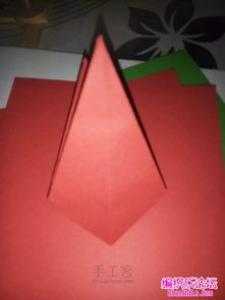 四个角向纸张的中间进行折叠