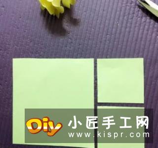 简单又美丽七彩纸玫瑰的做法,用不同颜色的彩纸先折出组件