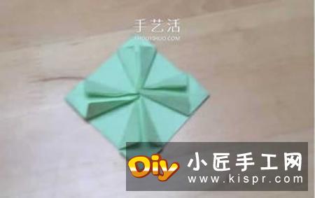 用折纸的方式,我们试着做一个可爱的小陀螺