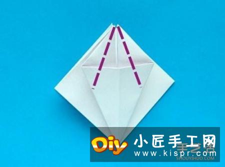 四个角向纸张的中间进行折叠