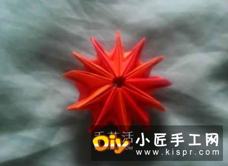 烟花的生命虽短暂,但它尽力绽放出最美的花朵,它最灿烂的一面!