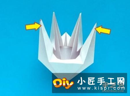 四个角向纸张的中间进行折叠