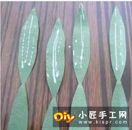 手揉纸上剪下圆纸片,一朵康乃馨需要7片。