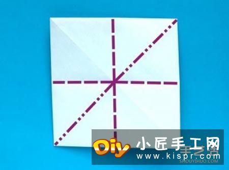 四个角向纸张的中间进行折叠