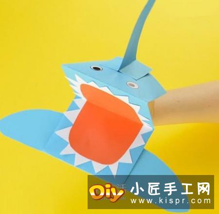 折纸制作鲨鱼手偶的教程