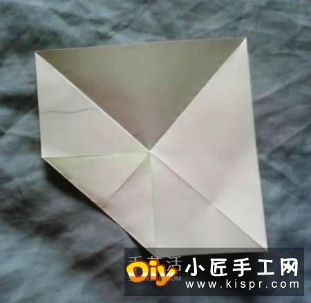 烟花的生命虽短暂,但它尽力绽放出最美的花朵,它最灿烂的一面!