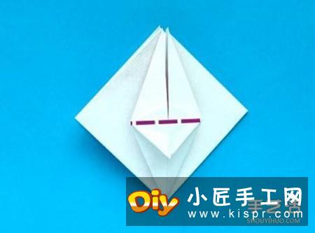 四个角向纸张的中间进行折叠