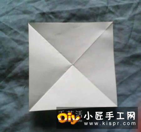 烟花的生命虽短暂,但它尽力绽放出最美的花朵,它最灿烂的一面!