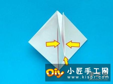 四个角向纸张的中间进行折叠