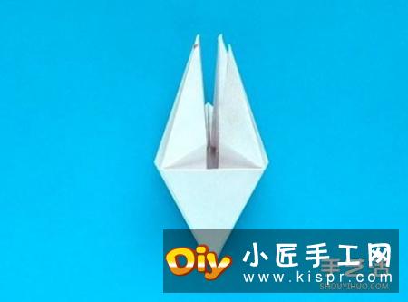 四个角向纸张的中间进行折叠