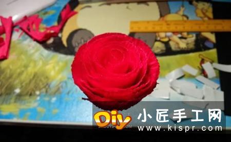 皱纹纸手工制作火红玫瑰花的方法 简单漂亮！