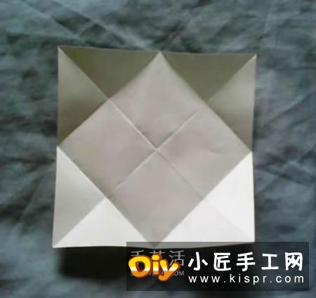 烟花的生命虽短暂,但它尽力绽放出最美的花朵,它最灿烂的一面!
