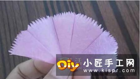手揉纸上剪下圆纸片,一朵康乃馨需要7片。