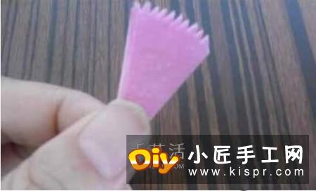 手揉纸上剪下圆纸片,一朵康乃馨需要7片。