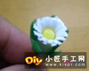 彩纸手工制作美丽的立体雏菊图解