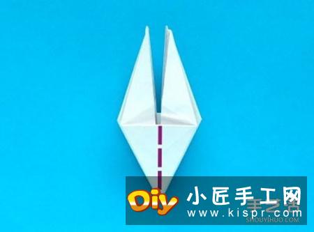 四个角向纸张的中间进行折叠
