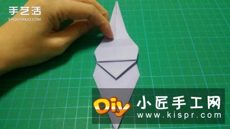 可爱的小猴子折纸,看动作应该是正勾住树干,仿佛发现了什么新鲜事,真好奇的观望