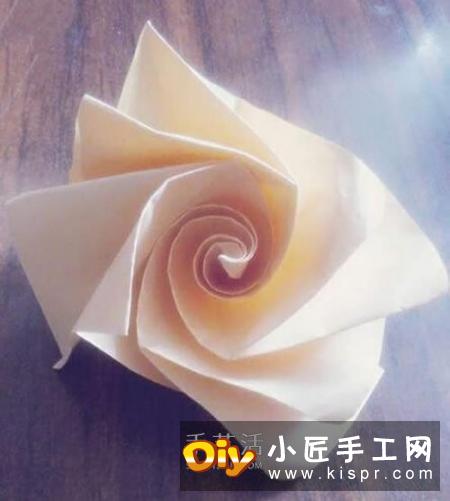 卷纸玫瑰怎么折图解 简易版纸玫瑰的折法过程