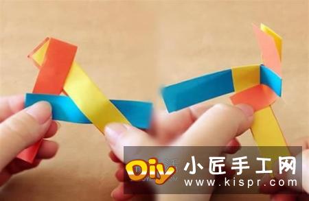 简单又好玩的旋风小风车DIY,放置在笔尖上跑动,或是从高处抛下都会滴溜的转动