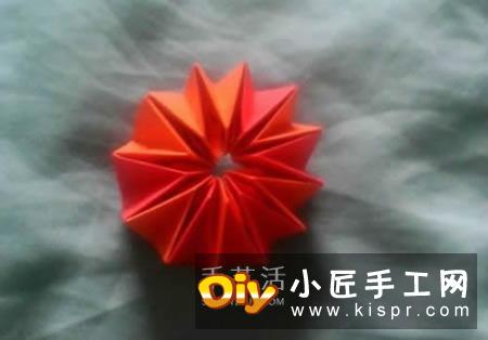 烟花的生命虽短暂,但它尽力绽放出最美的花朵,它最灿烂的一面!