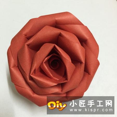 简单又美丽七彩纸玫瑰的做法,用不同颜色的彩纸先折出组件