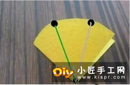 手揉纸上剪下圆纸片,一朵康乃馨需要7片。