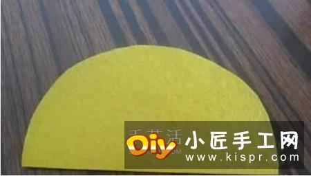 手揉纸上剪下圆纸片,一朵康乃馨需要7片。