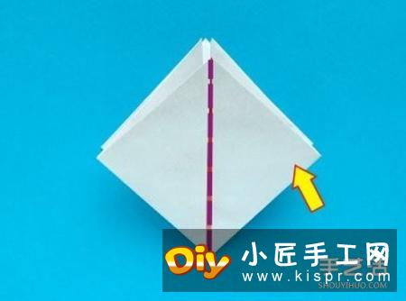 四个角向纸张的中间进行折叠