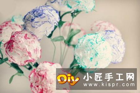 手揉纸上剪下圆纸片,一朵康乃馨需要7片。