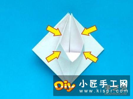 四个角向纸张的中间进行折叠